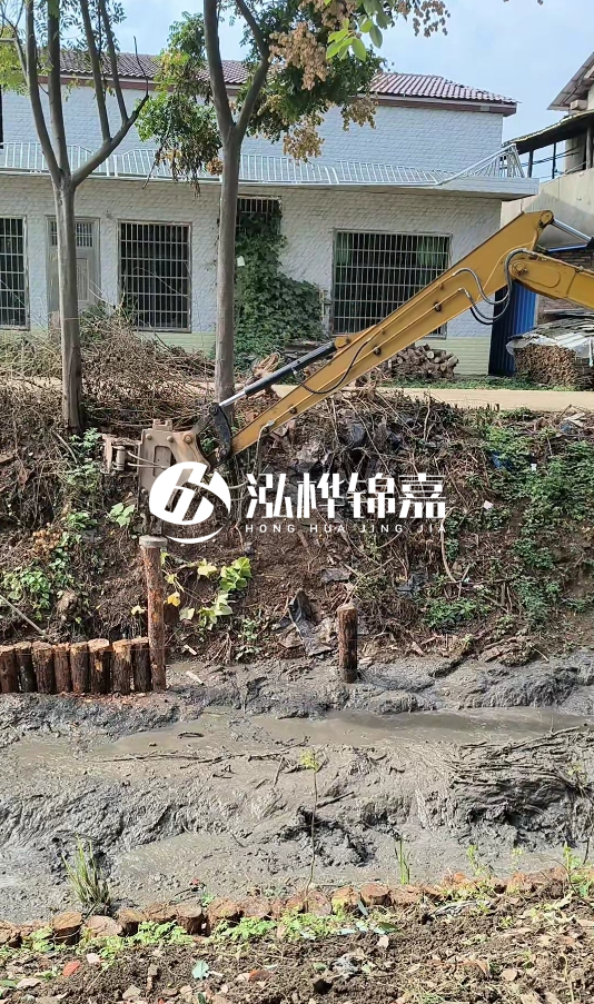三明挖機打木樁專業(yè)施工-河道邊打木樁如何防止木樁傾斜？