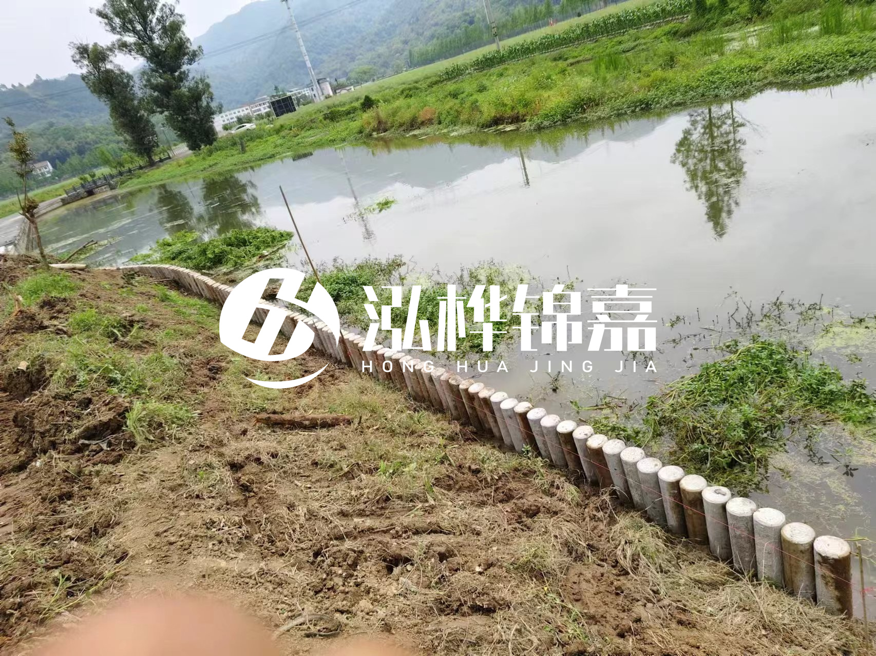 安順市挖機(jī)打木樁專業(yè)施工-河道水泥樁護(hù)坡多少錢一米？