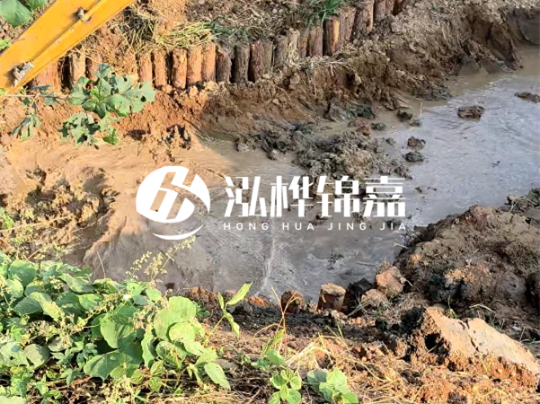 湖南防汛木樁批發(fā)廠家泓樺錦嘉 - 防洪木樁的作用是什么？?