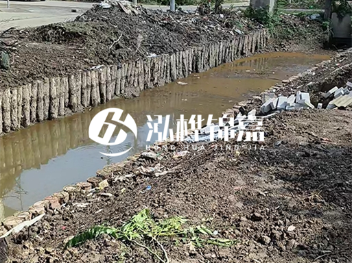 農(nóng)村最便宜的護坡做法-松木樁護坡靠譜嗎？