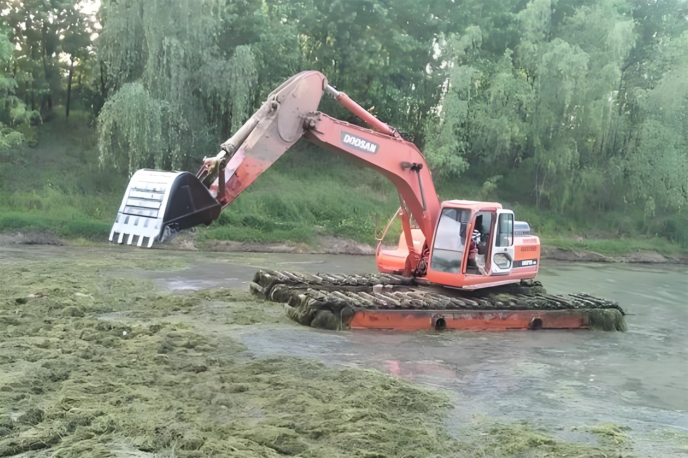 廣西南寧挖機清淤施工隊-沼澤清淤怎樣防止挖掘機下陷？