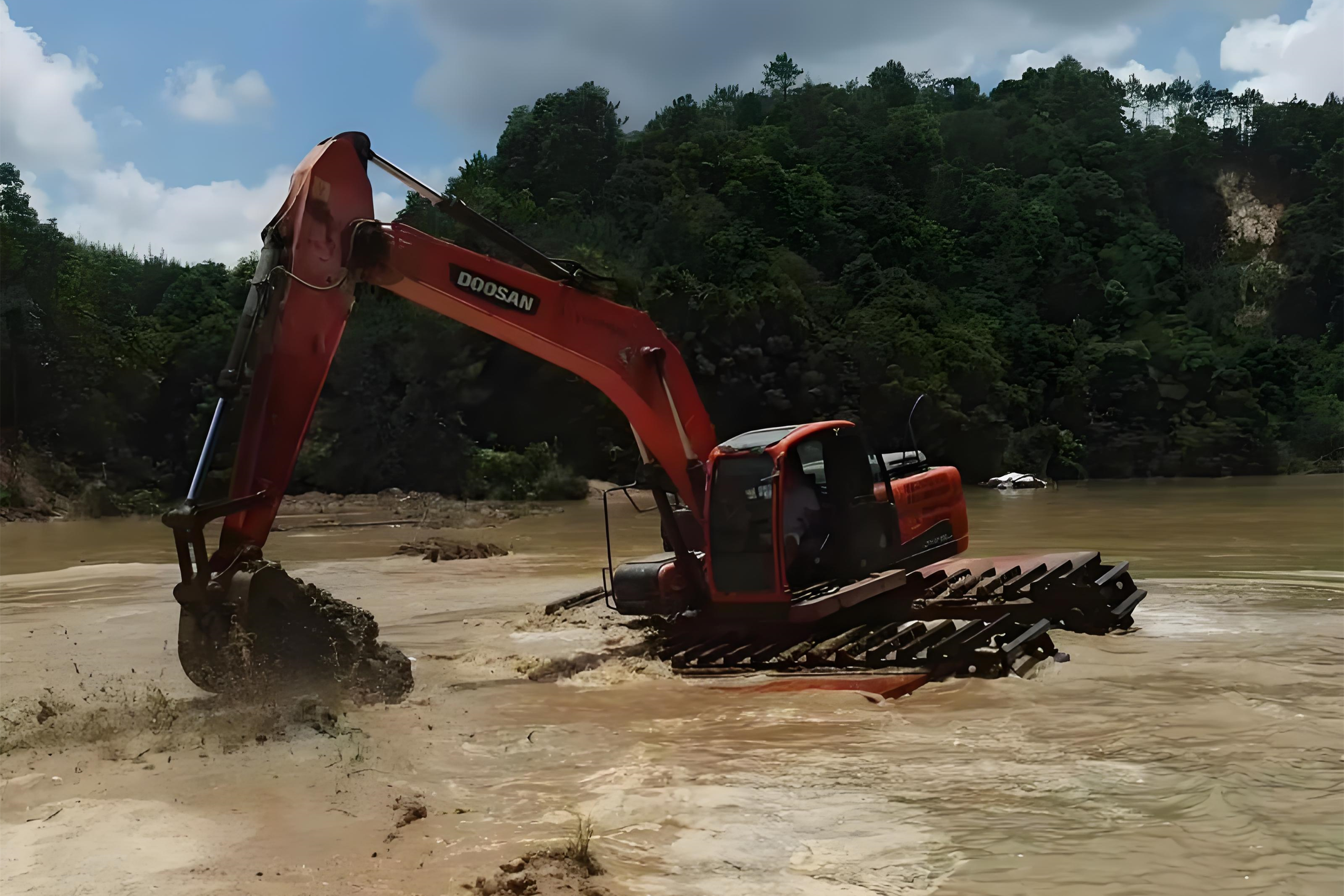 浙江杭州挖機清淤施工隊-沼澤地清淤需要先排水嗎？