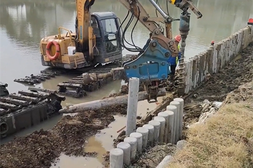 水泥樁批發(fā)廠家泓樺錦嘉-水泥仿木樁適合用于河道護坡嗎？