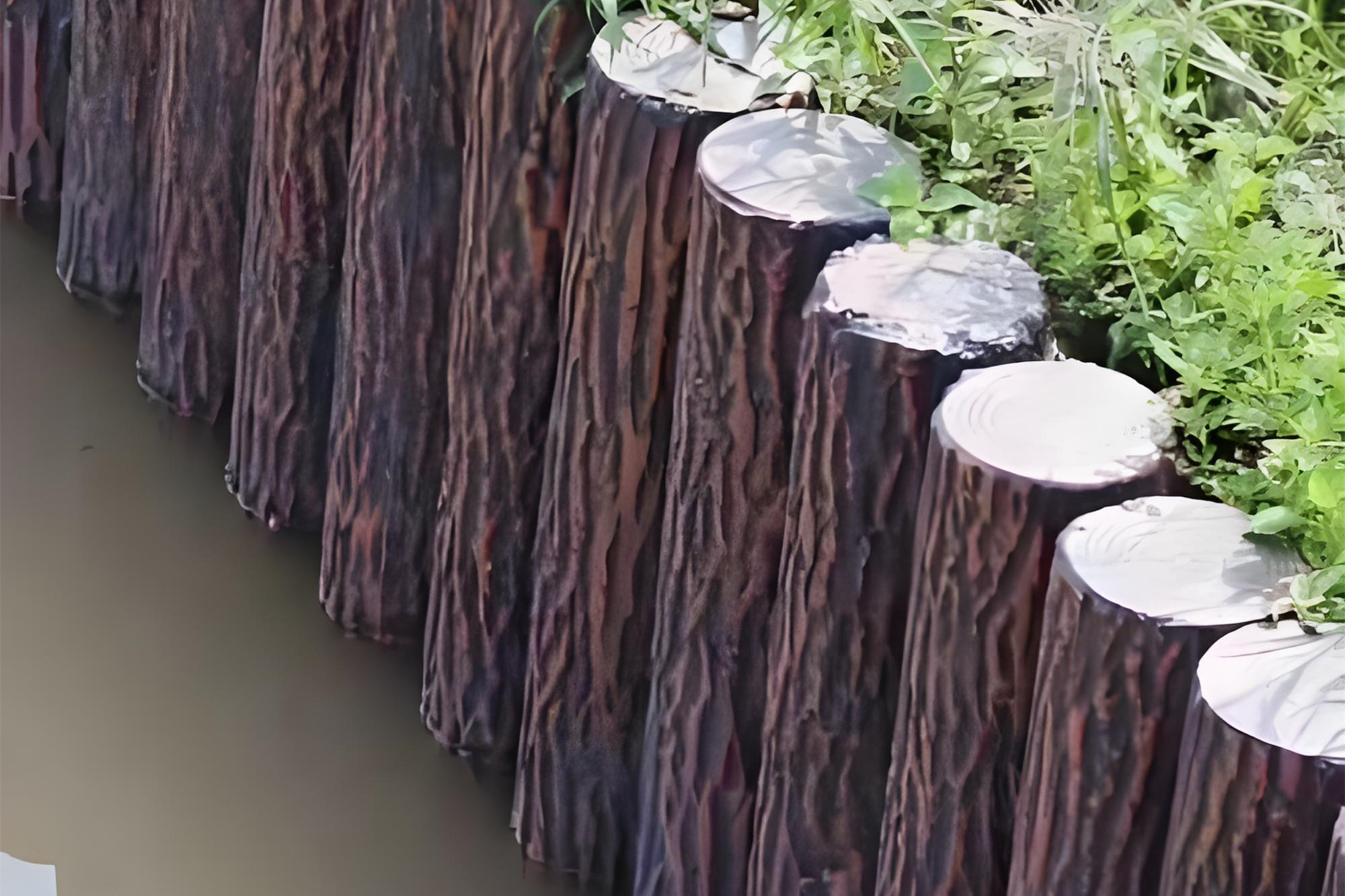 水泥樁批發(fā)廠家泓樺錦嘉-水泥仿木樁的顏色會(huì)褪色嗎？